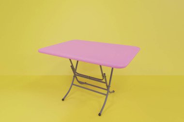 Pembe katlama masası masanın bacakları sarı odadaki çelik çerçeveler. 3 boyutlu nesne. 3DRender illüstrasyonu.