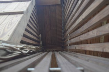 seçici odak, düşük açılı fütüristik mimari, ahşap villa, binanın bir köşesinde doğrudan güneş ışığı alan bir yapı..