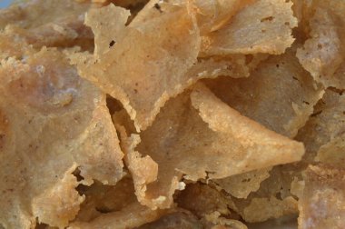 seçici odak, baharat ve lezzet arttırıcı ile tatlandırılmış pirinç hamurundan yapılmış gendar krakerleri.