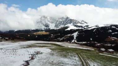 Küçük ahşap ev, kulübe ya da odun kulübeleri olan resim manzarası Alpe di Siusi, Seiser Alm, Dolomitler, İtalya. Karlı tepeler turuncu tarla kuşu ve Sassolungo ve Langkofel dağları grubu