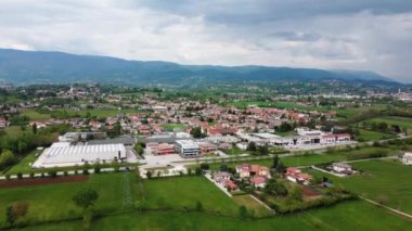 Gün batımında kırsal bölgedeki bazı evlerin görüntüsü. İtalyanlar.