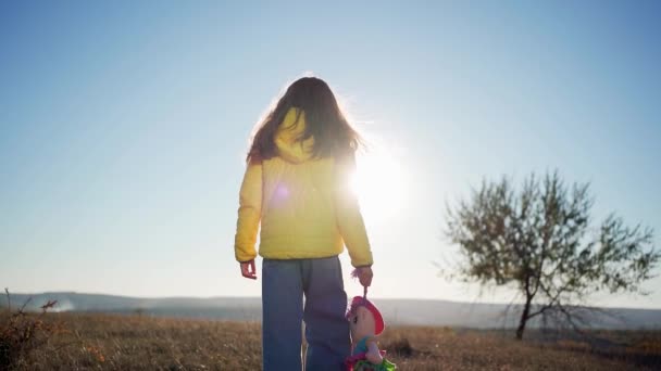 Parkta Oyuncağı Olan Küçük Bir Kız Toama Tarlasında Içi Doldurulmuş — Stok video