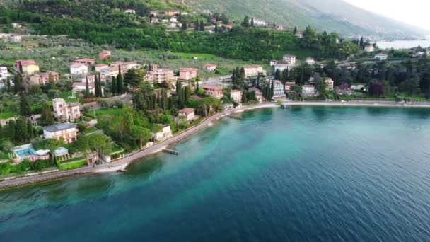Drone Estacionario Sobre Hermosa Ciudad Malcesine Italia Con Casas Árboles — Vídeos de Stock