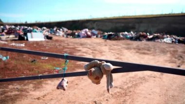 Tepelerin arasında çöplük var. Yüksek kalite 4k görüntü