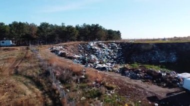 Hava manzaralı çöp, bir sürü plastik torba. İnsansız hava aracı plastik şişelerin üzerinde çok alçaktan uçuyor. Çöp ve atıklar. Güvenli doğa, küresel sorun. Ekoloji problemi. 