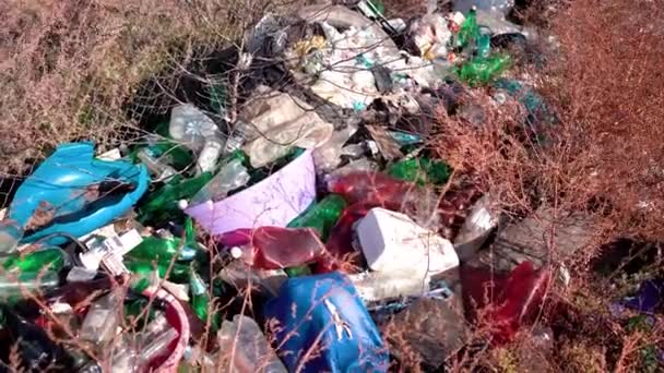 プラスチックごみ ゴミ処理場で汚染された 環境汚染と環境災害の概念 山のゴミ 自然生態系の大災害 — ストック動画
