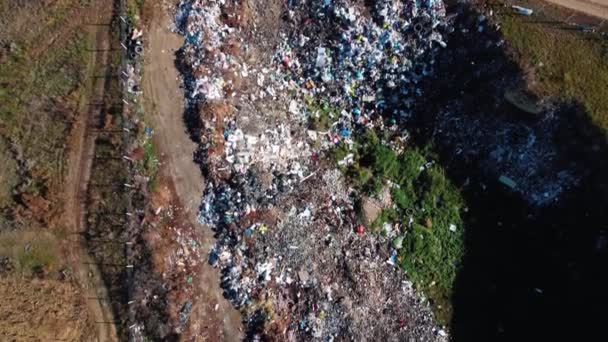空中看垃圾 很多塑料袋 无人机在塑料瓶垃圾和废品上空飞得很低 安全的自然 全球性的问题 生态问题 — 图库视频影像