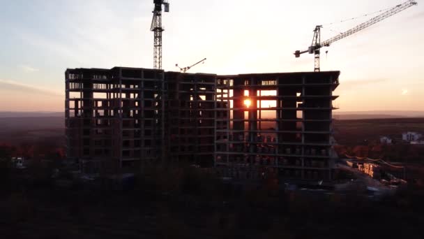 Wznoszenie Żelaznych Żurawi Mglistym Wschodzie Słońca Nad Budową Nowego Bloku — Wideo stockowe