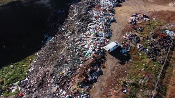 空中ビューのゴミ ビニール袋の多く ドローンはペットボトルのゴミや廃棄物の上を非常に低く飛ぶ 安全な自然地球規模の問題 生態系の問題 — ストック動画