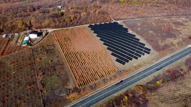 Uma Visão Drone Aproximando Campo Solar Rural Lado Uma Vinha — Vídeo de Stock