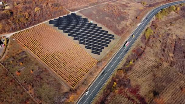 Una Vista Del Dron Acercándose Campo Solar Rural Junto Viñedo — Vídeos de Stock