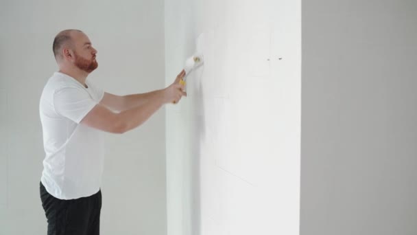 Man Målar Väggar Med Färg Roller Handyman Renovering Och Renovering — Stockvideo