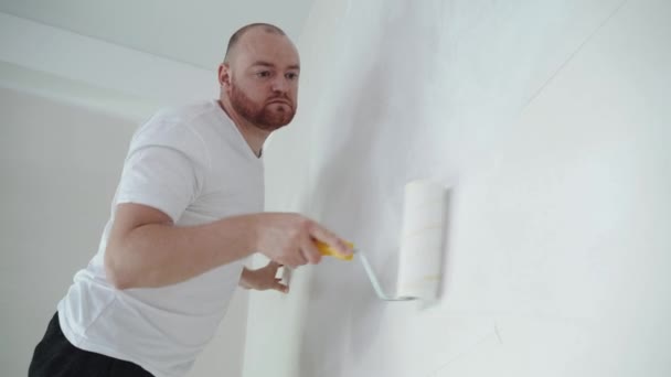 Člověk Namaluje Bílou Stěnu Válečkem Oprava Interiéru Mladý Muž Dekoratér — Stock video