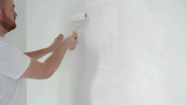 Malarz Malujący Ścianę Wałkiem Remont Domu Wysokiej Jakości Materiał — Wideo stockowe