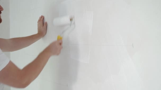 Byggarbetare Handmålning Taket Inne Huset Och Byggnaden Reparatör Med Vit — Stockvideo