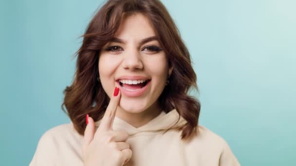 Confident Brunette Teenager Dazzling Healthy Smile Beams Camera Radiating Joy — Wideo stockowe