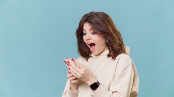 Charming Attractive Teenage Girl Seen Photo Holding Smartphone Looking Happy — Vídeo de Stock