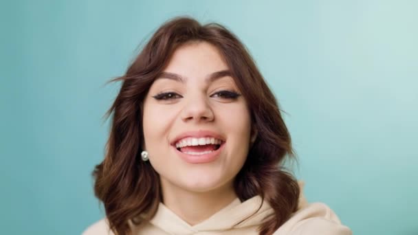 Brunette Teen Studio Shot Smiling She Talks Friend Video Call — Αρχείο Βίντεο