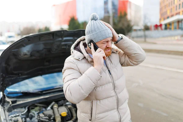 Worried Stressed Driver Leans His Broken Car Holding His Mobile — Fotografia de Stock