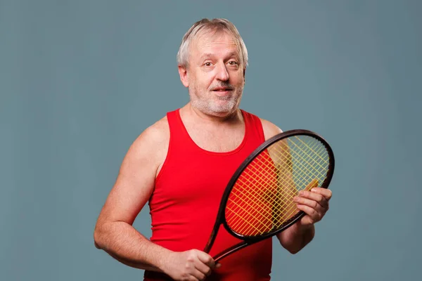 Stüdyodaki son sınıf tenis oyuncusu. Bu stüdyo hala tenis tutkusu olan son sınıf öğrencisini çekiyor. Adam tenis raketi tutarken görülüyor ve kırmızı bir bluz giyiyor, maça hazır.