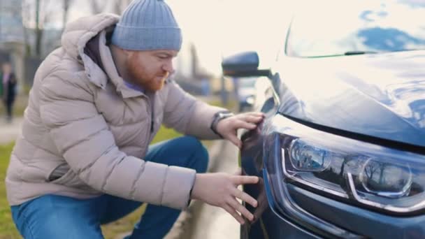 Zkoumání Poškození Muž Podívá Auto Škrábanci Důsledku Nedávné Nehody — Stock video