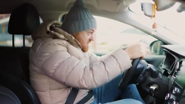 Angry Driver Traffic Jam Screams Gesticulates Furious Man Gesticulates Hands — Vídeo de Stock