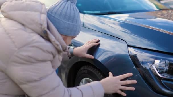 Ανησυχεί Και Απογοητεύεται Ένας Τύπος Εξετάζει Ζημιά Στο Αυτοκίνητό Του — Αρχείο Βίντεο