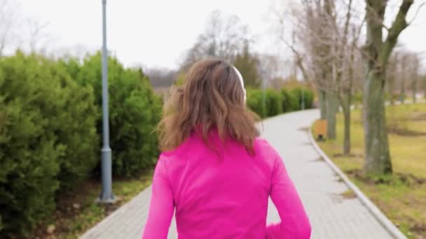 Sportowa Kobieta Sportowej Odzieży Biegająca Samotnie Malowniczym Parku Oddychająca Świeżym — Wideo stockowe