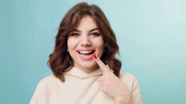 Güzel Bir Ergen Kız Mükemmel Beyaz Sağlıklı Dişlerini Büyük Işıltılı — Stok video