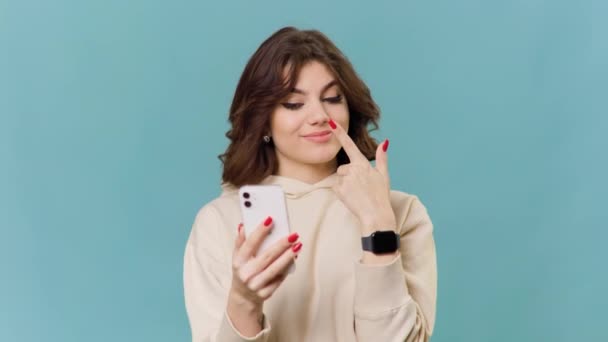 Menina Adolescente Morena Agradável Está Divertindo Com Seu Smartphone Mão — Vídeo de Stock