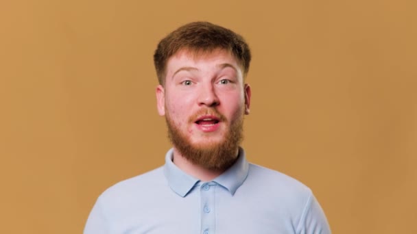 Young Redheaded Guy Screams Excitement While Looking Camera Studio Shot — Stockvideo