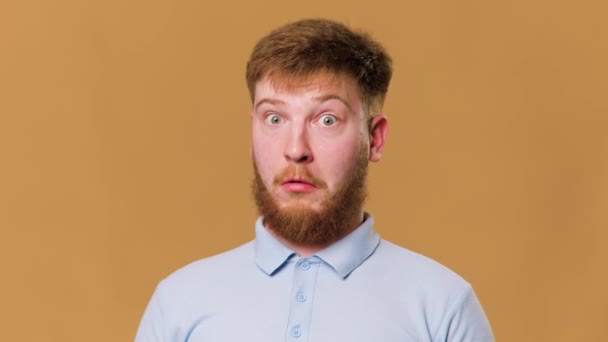 Stunning Studio Shot Young Expressive Redhead Guy Shocked Expression Looking — Stock videók