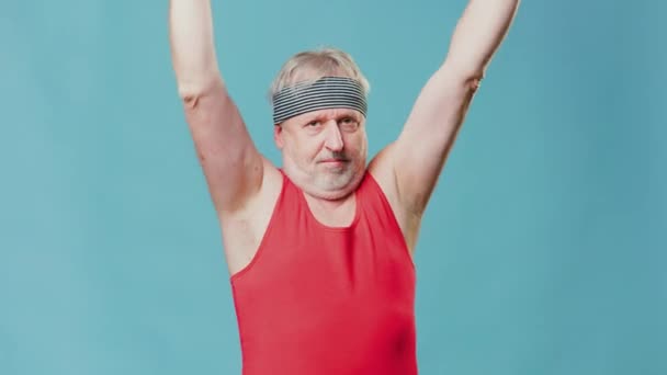 Athletic Senior Citizen Twist Studio Shot Features 60S Male Pensioner — Stock Video