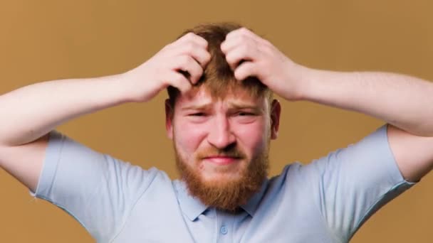 Studio Shot Guy Head Full Itchy Hair Scratching His Scalp — 图库视频影像