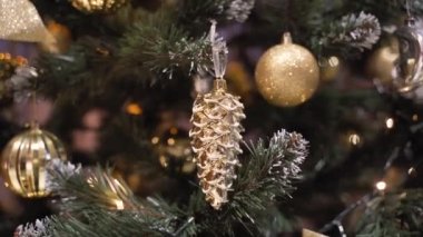 Mavi ve gümüş toplar, çelenkler ve ışıklarla süslenmiş Noel ağacı. Bokeh. Noel arkaplanı. Yeni yıl. Yüksek kaliteli FullHD görüntüler