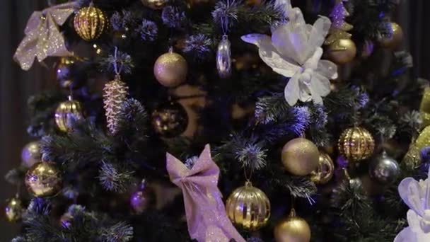 クリスマスボールがクリスマスツリーにかかっています ライトが点滅してる 高品質のフルHd映像 — ストック動画