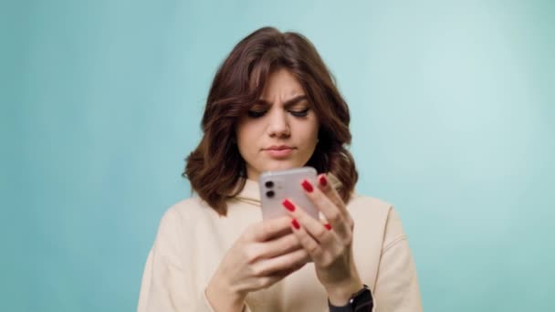 Ένα Πορτραίτο Μιας Έφηβης Που Δουλεύει Στο Smartphone Της Στο — Αρχείο Βίντεο