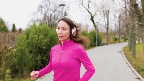 Solo Female Jogger Enjoying Fresh Air Freedom Movement Comes Jogging — стоковое видео
