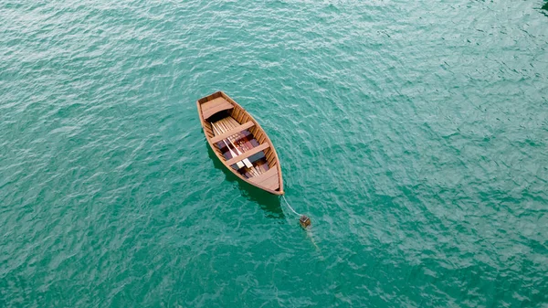 Uma Vista Deslumbrante Barco Madeira Lago Cercado Pela Paisagem Verde — Fotografia de Stock