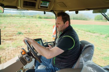 Tarlaları ekime hazırlamak için traktör kullanan bir çiftçi. Görüntü, toprak hazırlanmasının ve modern tarım tekniklerinin ve ekipmanlarının daha iyi elde edilmedeki önemini vurguluyor.