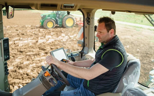畑を管理し 農業生産性を最大化するためにトラクターや他の農業機器を使用して農家の写真 画像は フィールド管理との使用の重要性を示しています — ストック写真