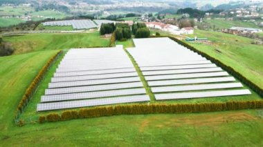 Gün batımında bir alanda sıralanmış güneş panellerinin nefes kesici hava görüntüsü yeşil enerji yeniliğinin ve sürdürülebilir ekolojinin güzelliğini yakalıyor..