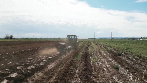 농부는 트랙터를 사용하여 이미지는 준비의 성취를 장비를 사용하는 — 비디오