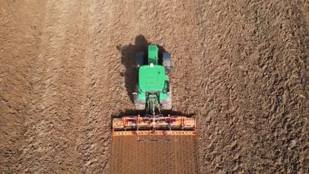 Tarlaları Ekime Hazırlamak Için Traktör Kullanan Bir Çiftçi Görüntü Toprak — Stok video