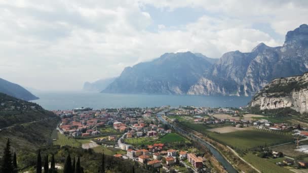 ガルダ湖のこの素晴らしい空中ビューは すべての栄光のイタリアの湖の美しさをキャプチャします 高くそびえる山々 緑豊かな緑 静かな水が忘れられないシーンを作り出します — ストック動画