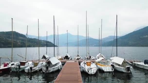 Cette Vue Aérienne Saisissante Sur Lac Italien Son Terrain Montagneux — Video