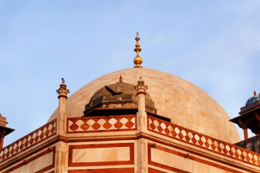 Delhi Humayun 'un Babür İmparatoru Humayun' un mezarı Pers mimar Mirak Mirza Ghiyas tarafından tasarlandı. Mezar, Humayun 'un karısı İmparatoriçe Bega Begum tarafından 1569-70 yıllarında yaptırıldı.