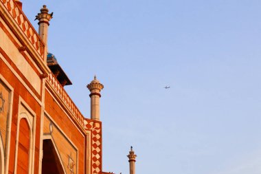 Persli mimar Mirak Mirza Ghiyas tarafından tasarlanan Delhi Humayun 'un Mukaddes İmparatoru Humayun' un mezarında Babür İmparatoru Humayun 'un son sığınağı bir mezardan ziyade lüks bir sarayı anımsatıyor.