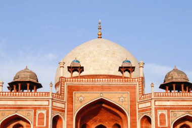 Persli mimar Mirak Mirza Ghiyas tarafından tasarlanan Delhi Humayun 'un Mukaddes İmparatoru Humayun' un mezarında Babür İmparatoru Humayun 'un son sığınağı bir mezardan ziyade lüks bir sarayı anımsatıyor..