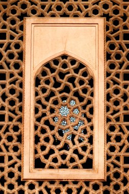 Humayun 'un mezarının içi, sembolik olarak Mihrab' ın batıya ya da Mekke 'ye bakan görüntüsü, Humayun' un mezarındaki mermer kafes jali ekranının üzerinde, ya da kafes işi yoluyla, Delhi, Hindistan.
